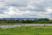 02.05.2015 Pociąg Oleńka z lokomotywą spalinową SU45-089 zbliża się do Wolsztyna