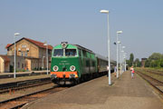 08.08.2015 Lokomotywa spalinowa SU45-089 z pociągiem Pojezierze oczekuje na odjazd na stacji w Międzyrzeczu