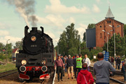 25.06 Pociąg Gryf z parowozem Ol49-69 stoi na stacji Płoty