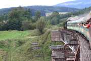 30.08 Pociąg Kilof z lokomotywą parową Ol49-69 przejeżdza przez most nad Zatorzem w Drogosławiu