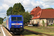 13.07 Pociąg Rybak z lokomotywą Bombardier stoi na stacji Zbąszynek