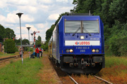 13.07 Pociąg Rybak z lokomotywą Bombardier oczekuje na odjazd ze stacji Międzychód