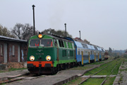 25.10 Pociąg Skansen z lokomotywą SU45-115 stoi na stacji Janowiec Wielkopolski