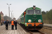 25.10 Pociąg Skansen z lokomotywą SU45-115 stoi na stacji Więcbork