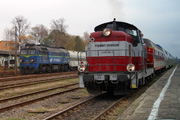 25.10 Pociąg Skansen z lokomotywą SU42-508 odjeżdza ze stacji Kościerzyna