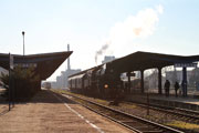 15.02 Pociąg Baszta z parowozem Ol49-69 oczekuje na odjazd ze stacji Leszno