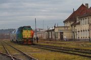 15.02 Pociąg Noteć z lokomotywą spalinową SP32-202 stoi na stacji Czarnków