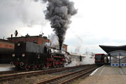 31.01 Pociąg Stefan z lokomotywą parową Ol49-69 odjeżdża ze stacji Wolsztyn