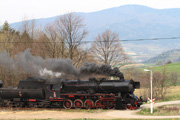 05.04 Pociąg specjalny z parowozem Ty42-107 zbliża się do przystanku Skrzydlna